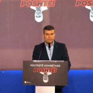 “Nuk vjen ndryshimi nga kafenetë dhe divanet e shtëpisë”, Hasimja në protestën e PD: Kemi më shumë nevojë se kurrë për frymë bashkimi!