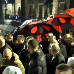 Berisha vendos kundragazin, policia hedh ujë në drejtim të tij! Kreu i PD-së i bashkohet protestuesve