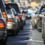 Paradoksi shqiptar: më pak popullsi, më shumë trafik…