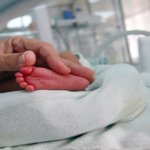 Foshnja humb jetën disa orë pas lindjes, procedohet penalisht mjeku në Durrës