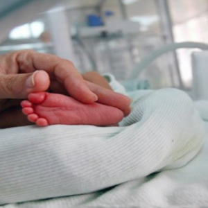 Foshnja humb jetën disa orë pas lindjes, procedohet penalisht mjeku në Durrës