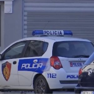 29-vjeçari përplas qëllimisht me makinë çiftin e bashkëshortëve pas konfliktit, shpallet në kërkim