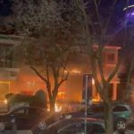 Protesta e opozitës/ Plasin molotovët te Vila e Enverit, merr flakë godina!