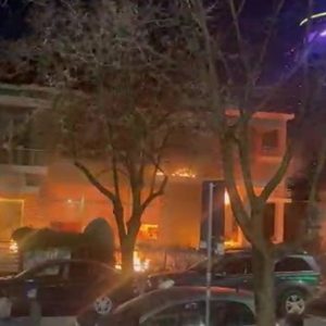 Protesta e opozitës/ Plasin molotovët te Vila e Enverit, merr flakë godina!