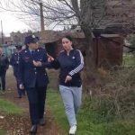 Kërcënoi se do hidhet nga vinçi, 40-vjeçarja zbret pas ndërhyrjes së policisë në Kuçovë