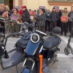 Të rinjtë protestojnë me monopatinat para Ministrisë së Brendshme