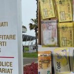 Tentuan të kalonin 26 mijë euro dhe paundë të padeklaruar në Rinas, procedohen dy persona