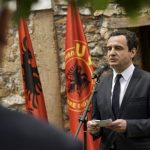 Kurti reagon për “Shtëpinë e Verdhë”: UÇK nuk ka bërë trafik organesh, shpikje e Serbisë