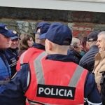 Banorët përplasen me policinë në Durrës, dhjetëra persona kundërshtojnë projektin që u shemb shtëpitë