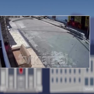 Nxjerr divanin e larë në trotuar të thahet, kalon makina e plehrave dhe ja merr