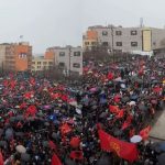 Sheshi në Prishtinë “pushtohet” nga qindra persona dhe flamuj të UÇK-së pak para nisjes së marshimit