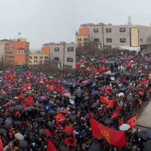 Sheshi në Prishtinë “pushtohet” nga qindra persona dhe flamuj të UÇK-së pak para nisjes së marshimit