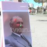 “Shife sa bukurosh është”, gazetari i vë në lojë, qytetarët nuk i gjuajnë dot fotos së Enver Hoxha