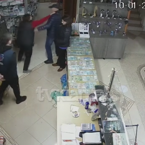 Vëllai ia fut vëllait: Gruaja e tij e rreh,i vendos duart në fyt dhe e nxjerr me shkelma nga biznesi