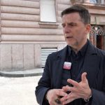 Braçe ‘braktis’ makinën, ecën në këmbë rrugëve të Tiranës: E kam të vështirë të paguaj këtë çmim nafte. Nuk e di kush i merr këto para!