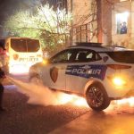 Hodhën molotovë dhe goditën policinë gjatë tubimit të djeshëm, identifikohen 24 persona, 15 në pranga