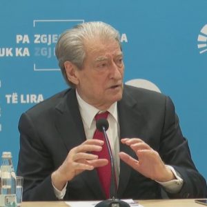 “Po zgjedh Vuçiçin para Evropës”, Berisha: Po bën tradhti kombëtare, në 12 mars në protestë