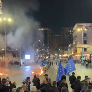 Protesta e opozitës, delegacioni i BE: Të shqetësuar për aktet e dhunshme, rrezikuan jetë njerëzish