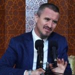 Fiken dritat në xhaminë Dine Hoxha/ Ahmed Kalaja: Turp, në mes të Tiranës në Ramazan mbi njëmijë besimtarëve t’ju heqësh dritat