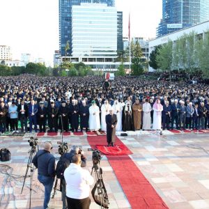 Mijëra besimtarë myslimanë në sheshin Skënderbej, kremtohet Fitër Bajrami në Tiranë