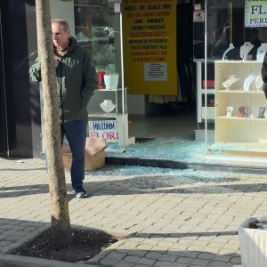 Tentativë grabitjeje në Pogradec, hajdutët hapin qepenin por tremben nga policia! Flet pronari