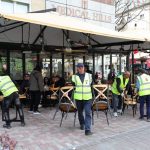 Tiranë/ Bashkia ndërhyn në ish-Bllok, heq tavolinat dhe karriget e bizneseve që kishin bllokuar hapësirën publik