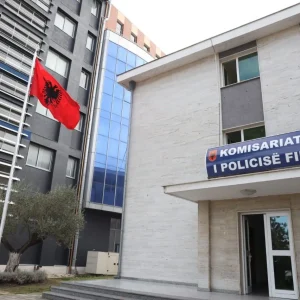 Krim i rëndë në Fier, 80-vjeçari vret gruan më pas dhe veten