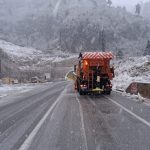 Reshjet e borës në Gjirokastër, borëpastrueset ndërhyjnë në rrugët kombëtare