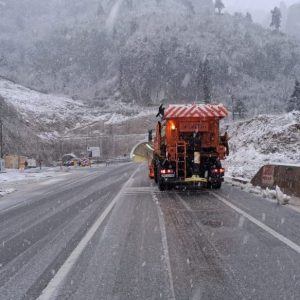Reshjet e borës në Gjirokastër, borëpastrueset ndërhyjnë në rrugët kombëtare