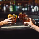 Të rinjtë nuk pinë më alkool, konsumi në bare dhe restorante në pikën më të ulët!