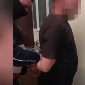 Zbulohet “shtëpia e barit”, arrestohen 4 persona, një prej tyre punonjës i OSHEE! Në kërkim një nga bashkëpunëtorët