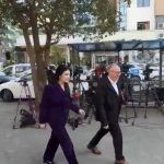 Një gjykatë në New Mexico ka urdhëruar kompaninë Meta të paguajë 375 milionë dollarë për mashtrimin e përdoruesve në lidhje me sigurinë e platformave të saj për fëmijë.  Një juri vendosi se Meta, pronare e platformave si Facebook, Instagram dhe WhatsApp, ishte përgjegjëse për rrezikimin e të miturve dhe ekspozimin e tyre ndaj përmbajtjeve seksuale dhe kontakteve me persona të rrezikshëm.  Prokurori i Përgjithshëm i New Mexico-s, Raul Torrez, e cilësoi vendimin si “historik”, duke theksuar se kjo është hera e parë që një shtet fiton një çështje të tillë kundër kompanisë.  Meta, e drejtuar nga CEO Mark Zuckerberg, nuk është dakord me vendimin dhe ka njoftuar se do ta apelojë. Një zëdhënëse e kompanisë tha se ata kanë punuar vazhdimisht për të përmirësuar sigurinë e përdoruesve dhe për të luftuar përmbajtjen e dëmshme.  Juria gjeti se Meta kishte shkelur ligjin e shtetit për praktikat e padrejta, duke mashtruar publikun për sigurinë e platformave të saj për të rinjtë. Gjatë gjyqit shtatëjavor u paraqitën dokumente të brendshme dhe dëshmi që tregonin se kompania ishte në dijeni të rreziqeve nga grabitqarët seksualë në platformat e saj.