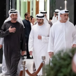 Shëtitje dhe kafe mes blerësve në Dubai Mall, udhëheqësit e Emirateve të Bashkuara Arabe qetësojnë qytetarët