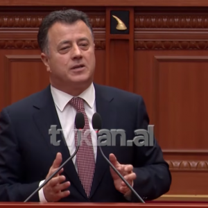 “Zegjinizim i parlamentit” Flamur Noka tallet, shperthen keq Zegjineja!