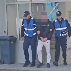U kap duke transportuar 5 emigrantë, arrestohet 23-vjeçari në Gjirokastër