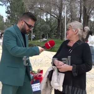“Nuk pyes burrin, dal kur të dua” gazetari i Stop suprizon gratë me dhurata për 8 Mars!