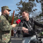 “Të dalin qeveritarët që kanë vjedhur pafund”, me pushkë në dorë gazetari pyet qytetarët