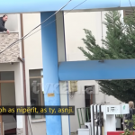 Sapo vdes vëllai, vëllezërit i vjedhin pronën dhe flakin gruan me fëmijët në rrugë!