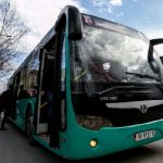 Dyshohet se ngacmoi një grua dhe një të mitur në autobus, arrestohet 44-vjeçari në Tiranë