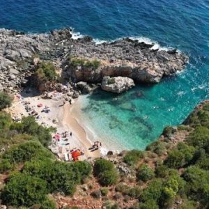 Zbulohet eksploziv te “Gjiri i Akuariumit” në Himarë, 2 autorët pasi panë Policinë…