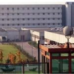 Furnizonte me celularë e para bashkëatdhetarët, arrestohet infermieri shqiptar i Burgut të Milanos! Pako po i shkonte ‘skifterit’ të dënuar