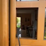 Fier/ Tentoi të hynte për të vjedhur, por mbetet i bllokuar në dritare, humb jetën hajduti!