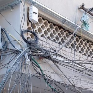 Fund epokës së kabllove të internetit në ajër dhe në fasadat e pallateve, ja çfarë parashikon projektligji i ri për ndërtimet