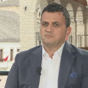 Përhapi informacione se kryebashkiaku i Gjirokastrës dhe punonjësit ishin me HIV/AIDS, procedohet penalisht 33-vjeçari