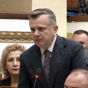 “Do të të rrjep si kec!” Tensionet në seancën e djeshme, PS kërkon përjashtimin e Nokës, Hotit dhe Vokshit