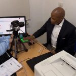 Ish-kryebashkiaku Eric Adams merr shtetësinë shqiptare, del foto nga Njësia 2 në Tiranë kur bën regjistrimin