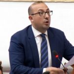 Korreshi: Merrni në telefon ministren e Shëndetësisë, s’ka ashensor te pediatria! Gratë lushnjare lindin shkallëve në Fier, ekografia si foto pa blic