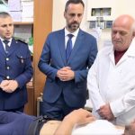 Ministri Lamallari viziton në spital policët e plagosur gjatë protestës