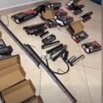 Shisnin fenelina dhe pajisje si të policisë pa autorizim, në pranga dy pronarët e dyqaneve në Tiranë