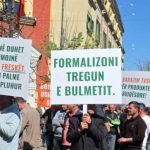 “Stop importit të qumështit”, blegtorët në protestë para Ministrisë së Bujqësisë